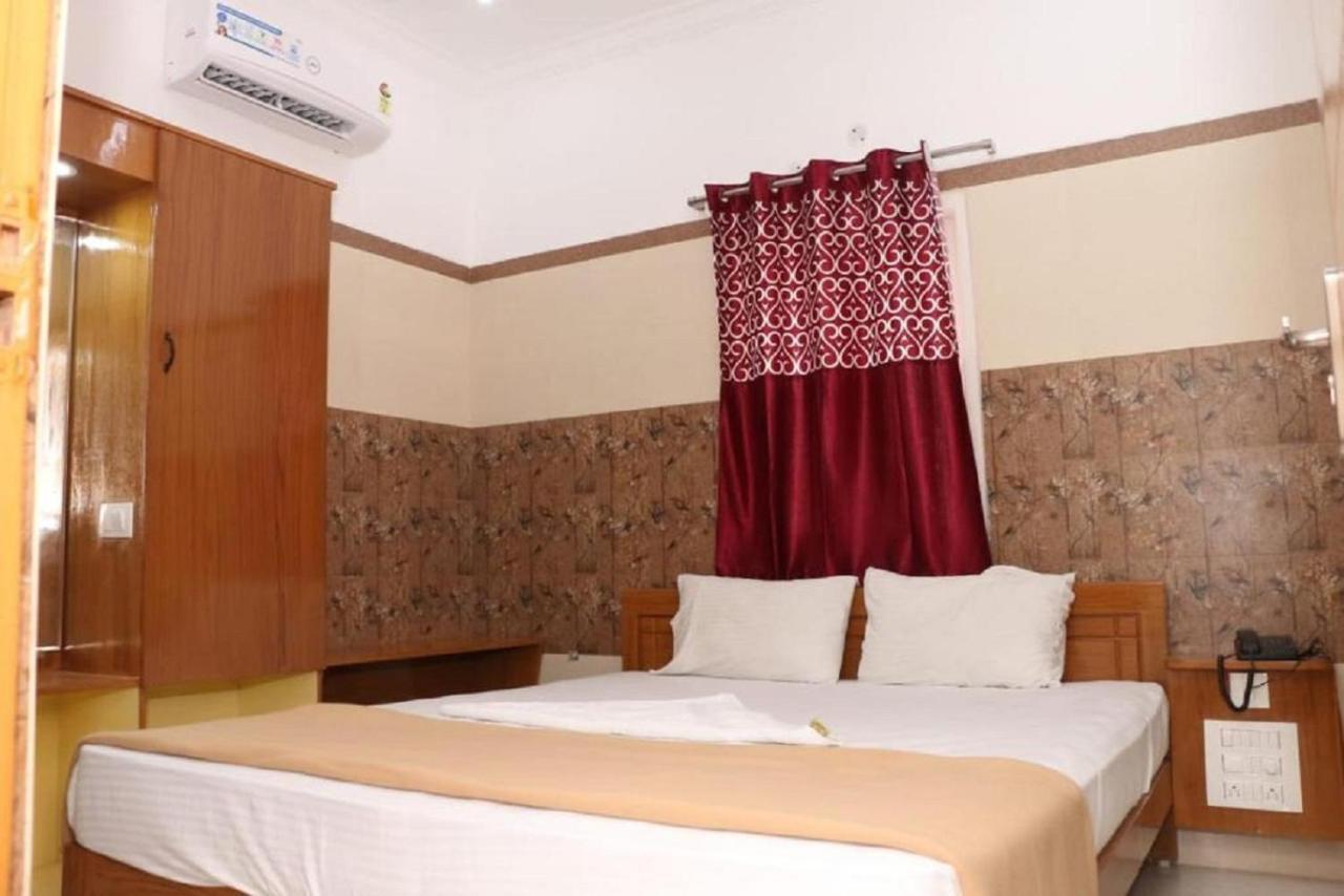 Saravanas Lodge Тиручендур Экстерьер фото